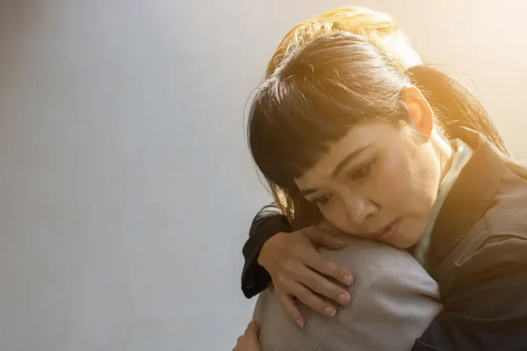 7 sp&ocirc;sobov, ako podporiť niekoho, kto sm&uacute;ti